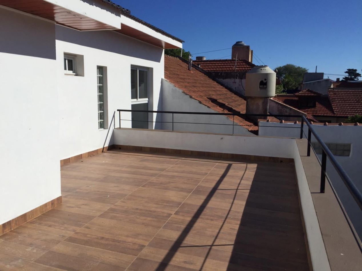 CHALET 5 AMB CON GARAGE, PARQUE CON PARRILLA Y TERRAZA - ZONA: BARRIO CONSTITUCION