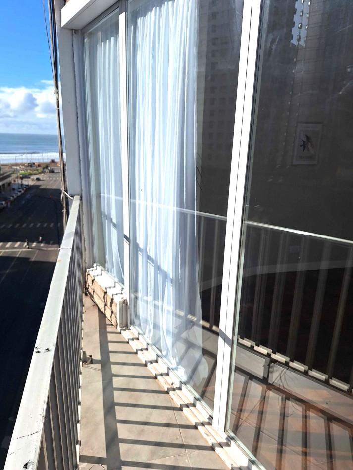 DEPARTAMENTO 3 AMB. AL FRENTE, CON BALCON Y VISTA PARCIAL AL MAR, TOTALMENTE RECICLADO - ZONA: CENTRO