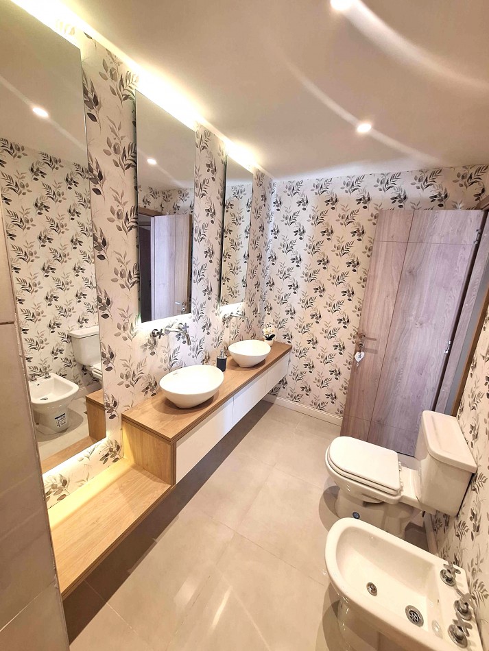 DEPARTAMENTO 3 AMB. AL FRENTE, CON BALCON Y VISTA PARCIAL AL MAR, TOTALMENTE RECICLADO - ZONA: CENTRO