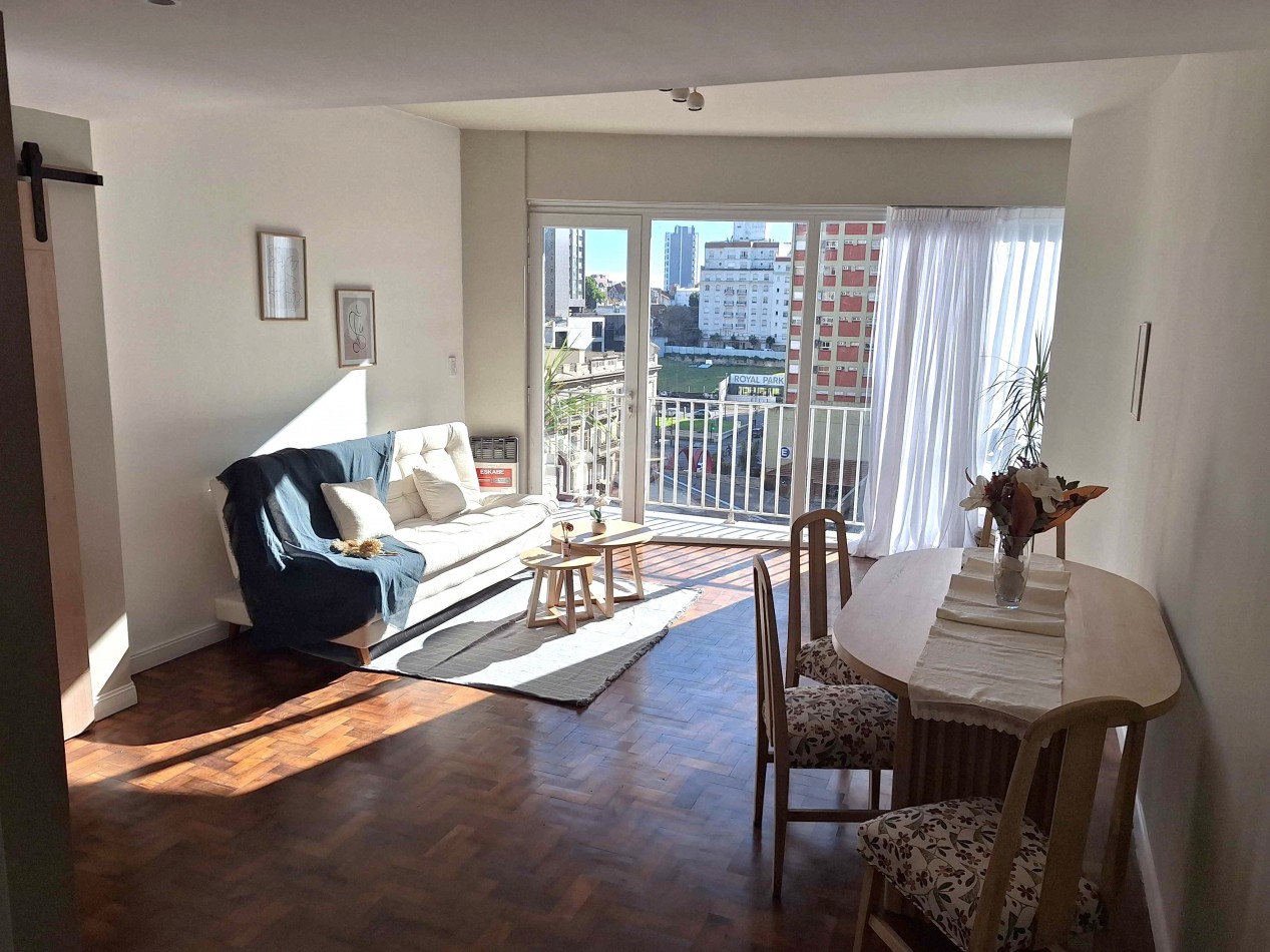 DEPARTAMENTO 3 AMB. AL FRENTE, CON BALCON Y VISTA PARCIAL AL MAR, TOTALMENTE RECICLADO - ZONA: CENTRO