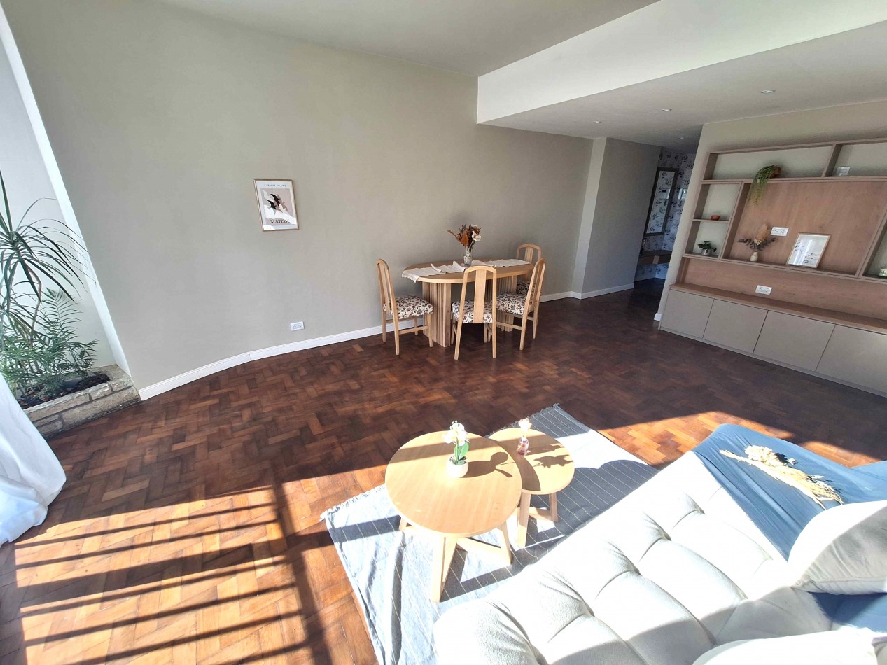DEPARTAMENTO 3 AMB. AL FRENTE, CON BALCON Y VISTA PARCIAL AL MAR, TOTALMENTE RECICLADO - ZONA: CENTRO