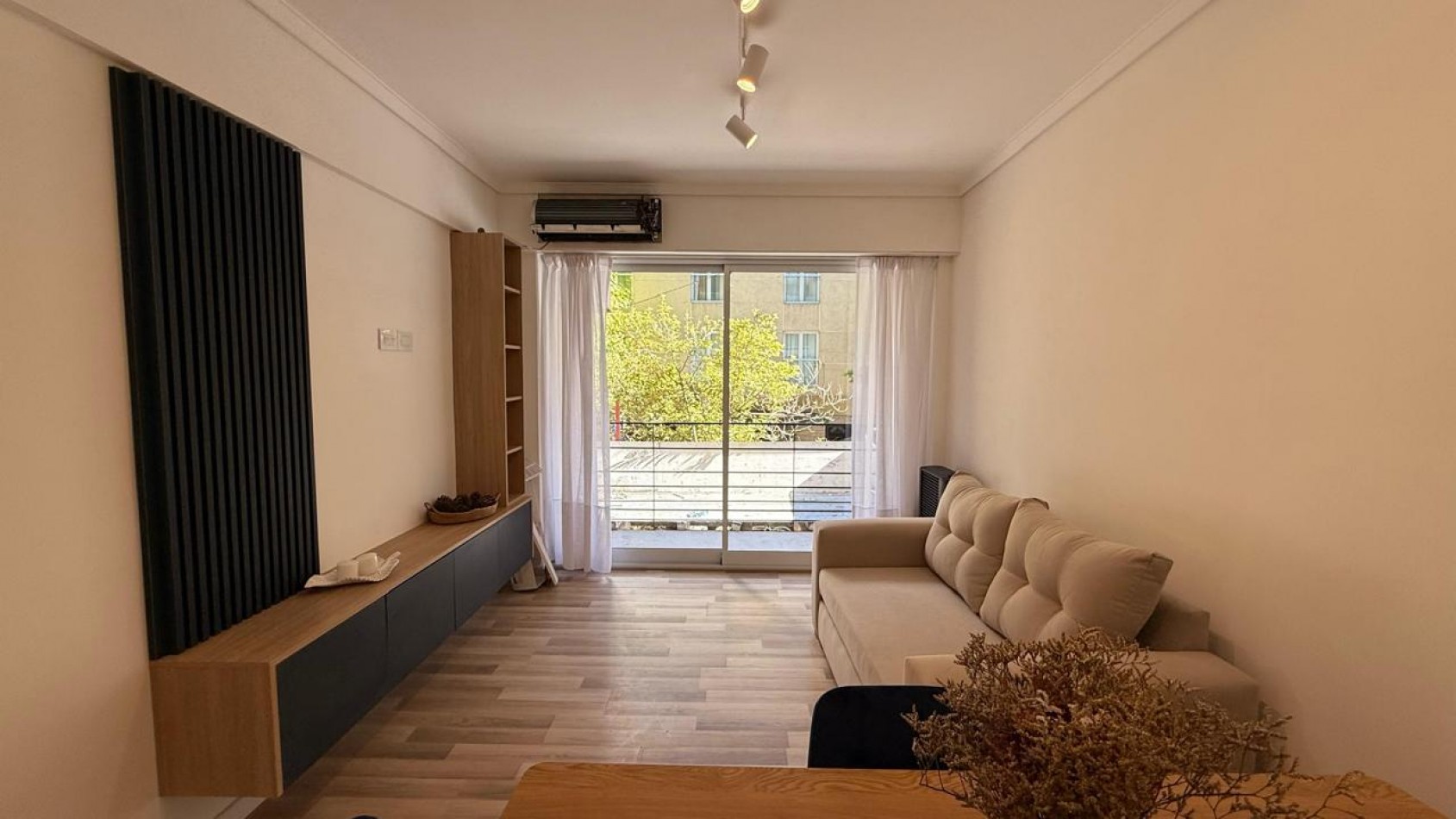 DEPARTAMENTO 2 AMB AL FRENTE, CON BALCON - ZONA: CENTRO