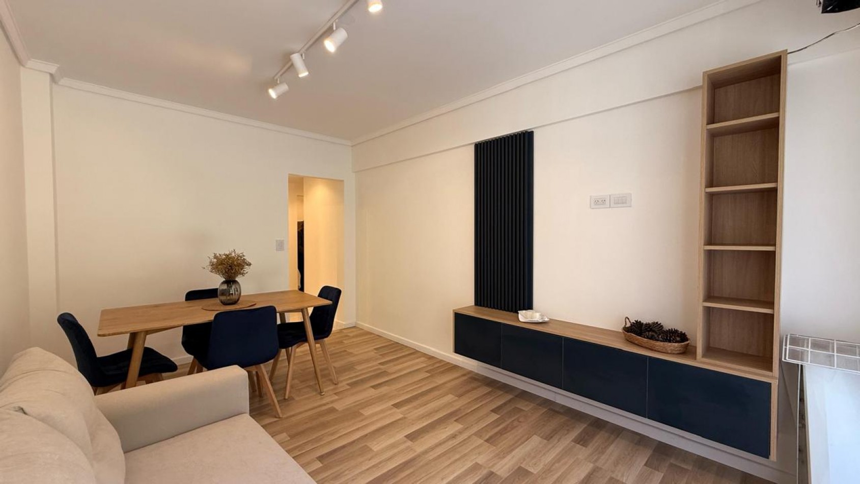 DEPARTAMENTO 2 AMB AL FRENTE, CON BALCON - ZONA: CENTRO