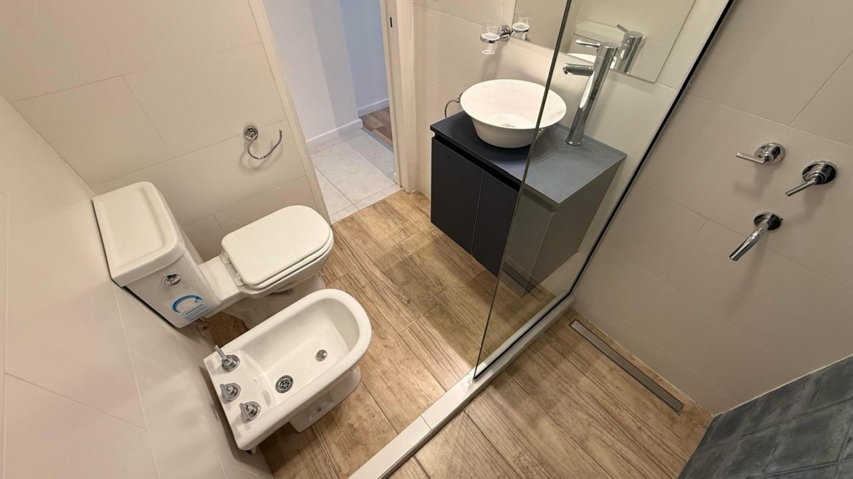 DEPARTAMENTO 2 AMB AL FRENTE, CON BALCON - ZONA: CENTRO