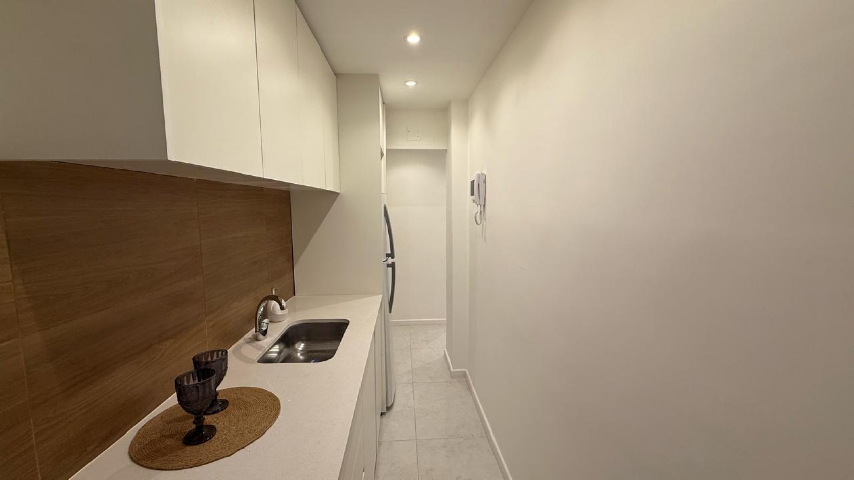 DEPARTAMENTO 2 AMB AL FRENTE, CON BALCON - ZONA: CENTRO
