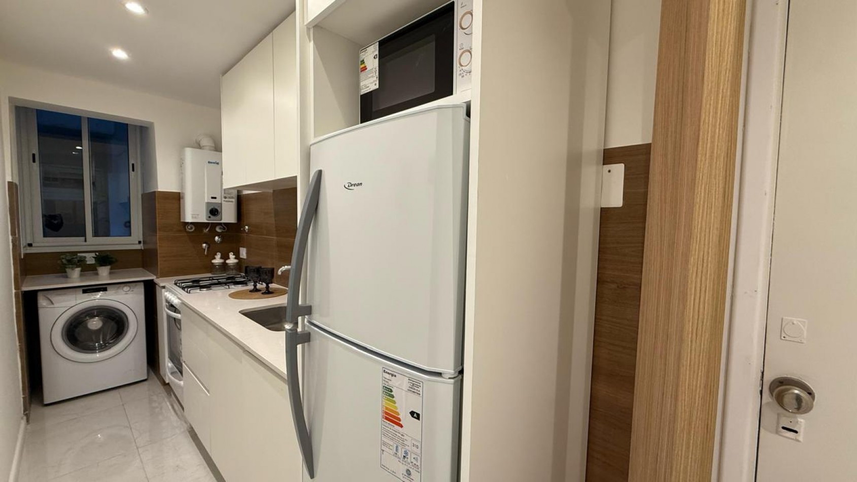 DEPARTAMENTO 2 AMB AL FRENTE, CON BALCON - ZONA: CENTRO