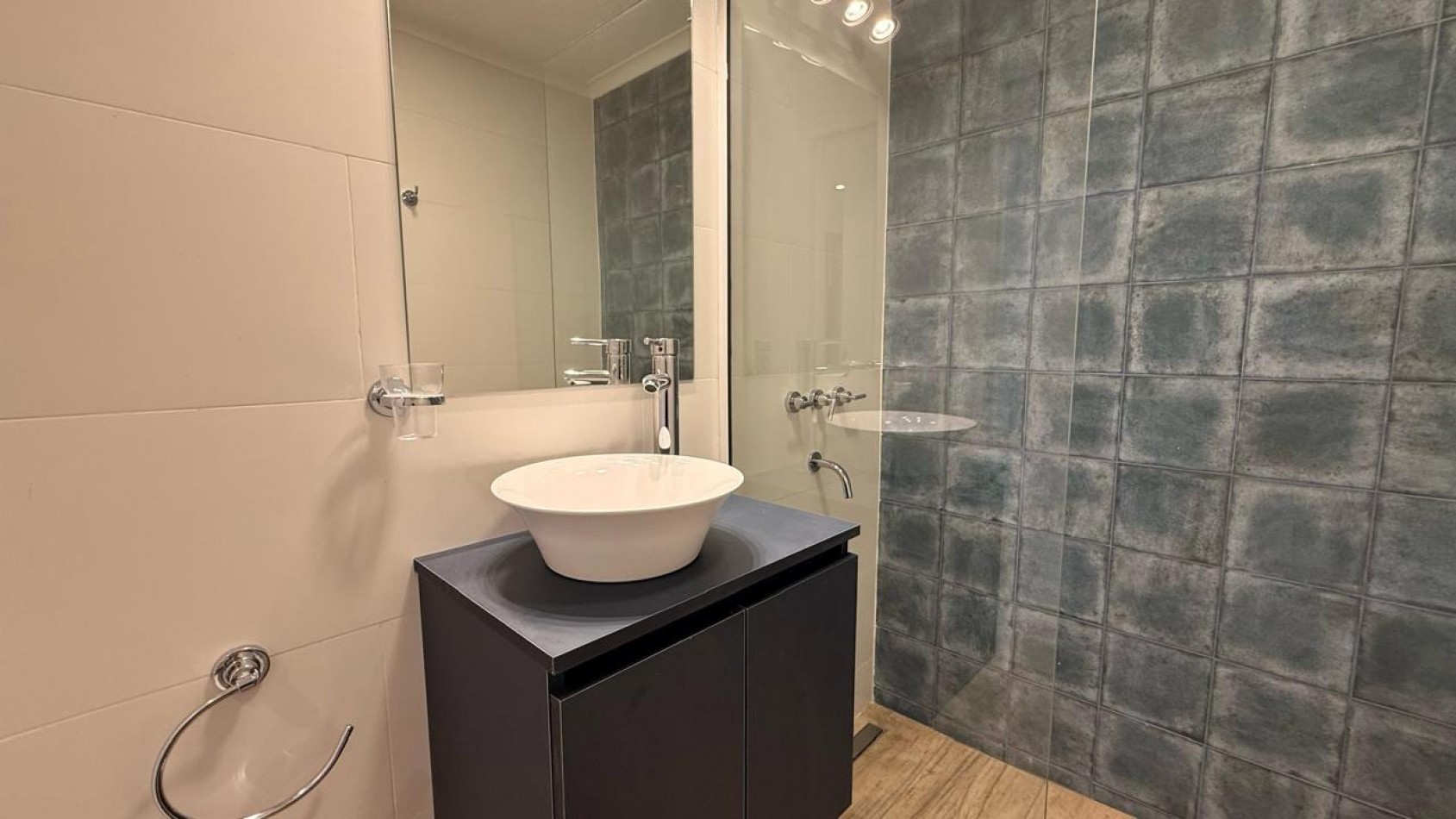 DEPARTAMENTO 2 AMB AL FRENTE, CON BALCON - ZONA: CENTRO