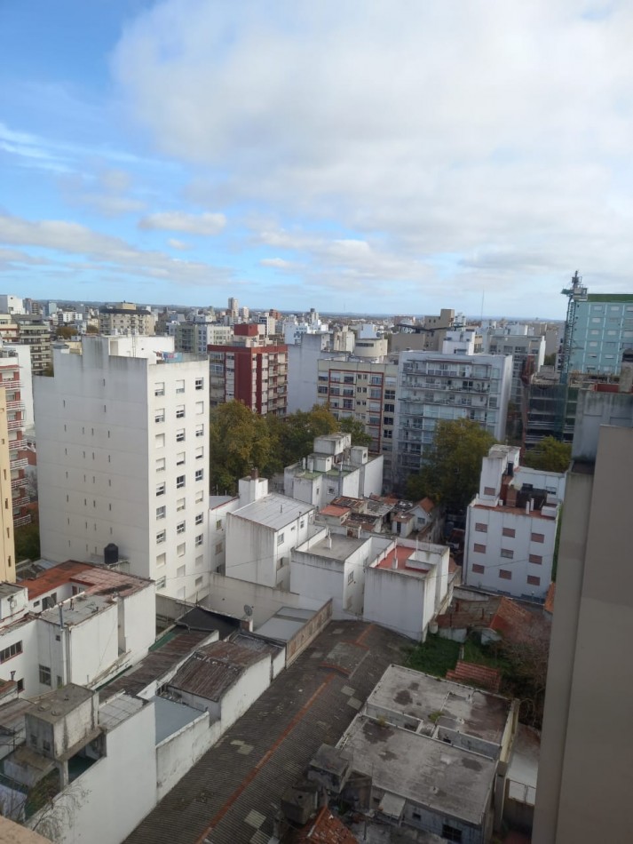 DEPARTAMENTO 2 AMB TODO EXTERNO, CON BALCON, VISTA PANORAMICA Y COCHERA FIJA - ZONA: MACROCENTRO