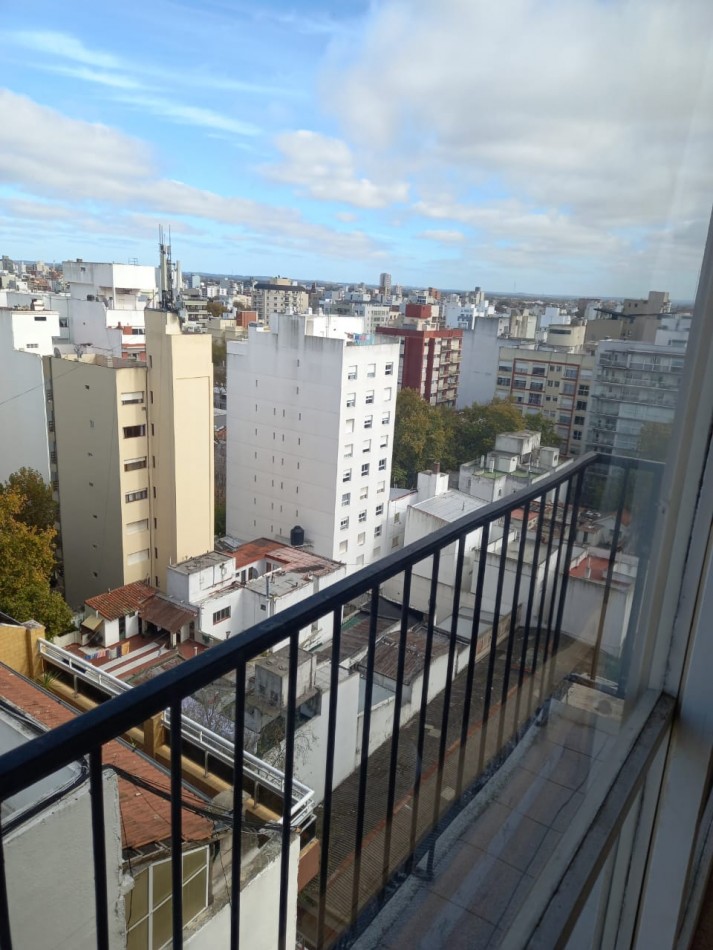 DEPARTAMENTO 2 AMB TODO EXTERNO, CON BALCON, VISTA PANORAMICA Y COCHERA FIJA - ZONA: MACROCENTRO