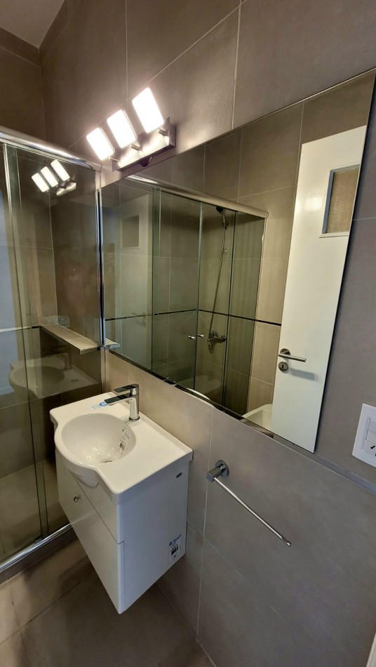 DEPARTAMENTO 2 AMB AL FRENTE, CON BALCON - ZONA: CENTRO