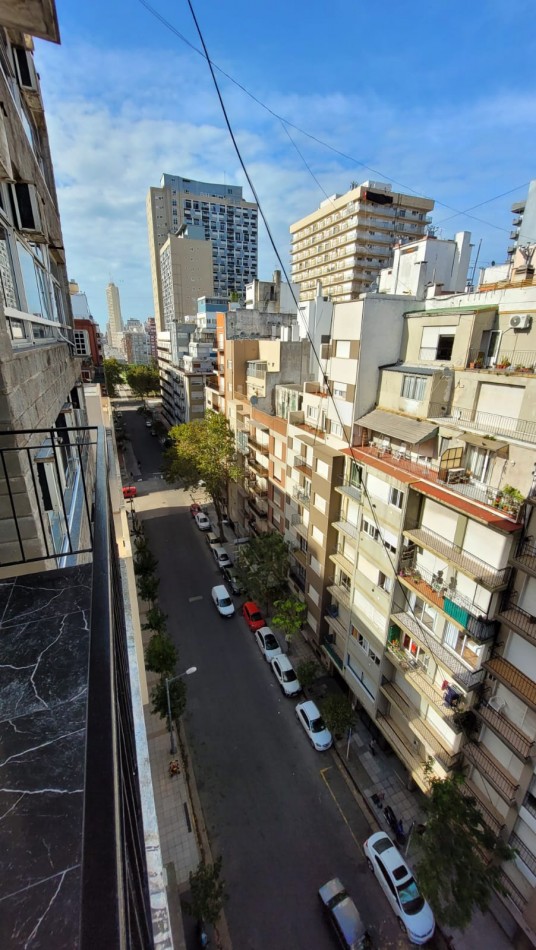 DEPARTAMENTO 2 AMB AL FRENTE, CON BALCON - ZONA: CENTRO