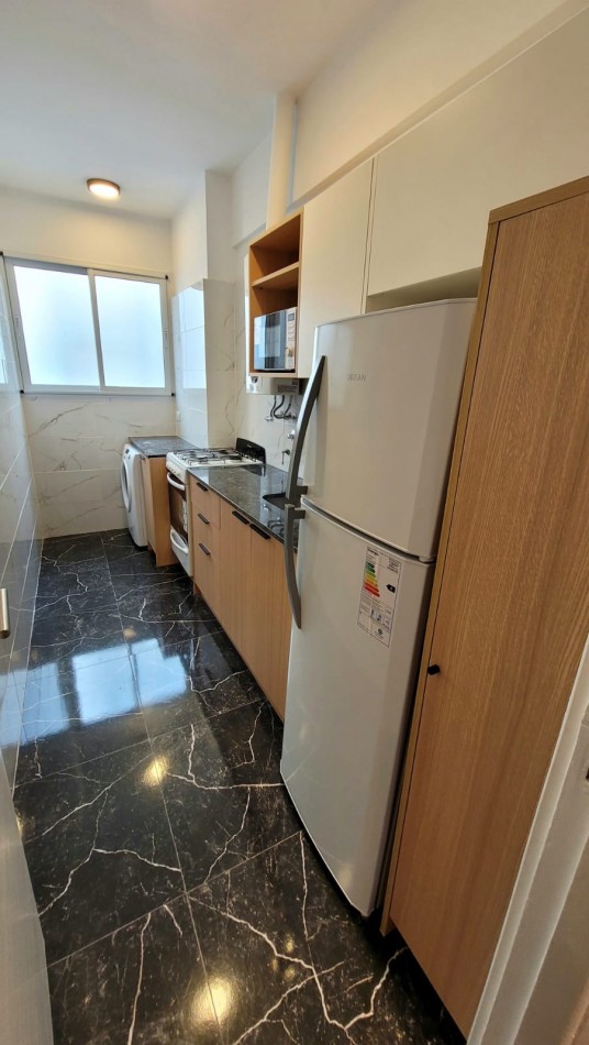 DEPARTAMENTO 2 AMB AL FRENTE, CON BALCON - ZONA: CENTRO