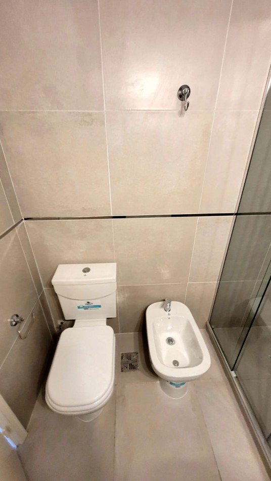 DEPARTAMENTO 2 AMB AL FRENTE, CON BALCON - ZONA: CENTRO