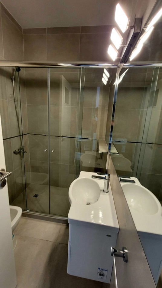 DEPARTAMENTO 2 AMB AL FRENTE, CON BALCON - ZONA: CENTRO