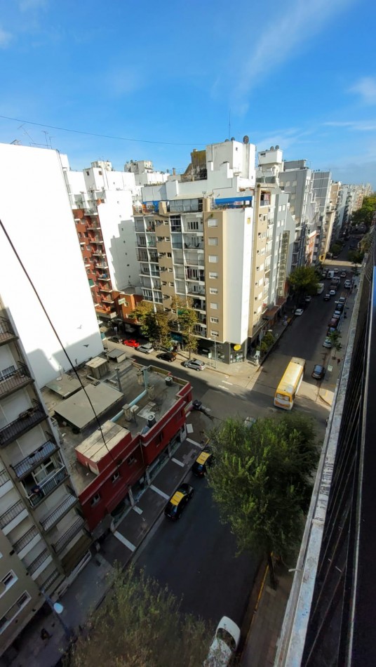 DEPARTAMENTO 2 AMB AL FRENTE, CON BALCON - ZONA: CENTRO