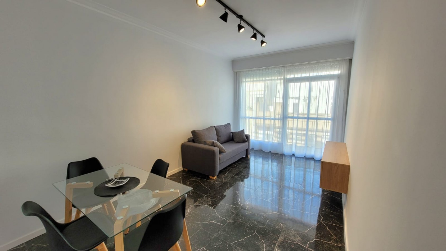 DEPARTAMENTO 2 AMB AL FRENTE, CON BALCON - ZONA: CENTRO