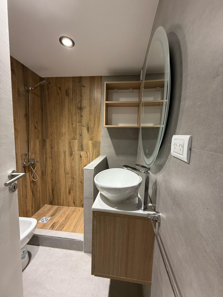 DEPARTAMENTO 2 AMB. AL FRENTE CON BALCON - ZONA: PASEO ALDREY