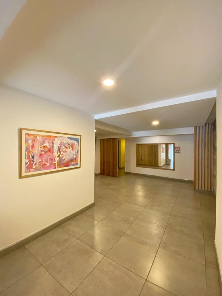 DEPARTAMENTO 1 AMB AL FRENTE, CON VENTANAL, EN EDIFICIO MODERNO - ZONA: CENTRO