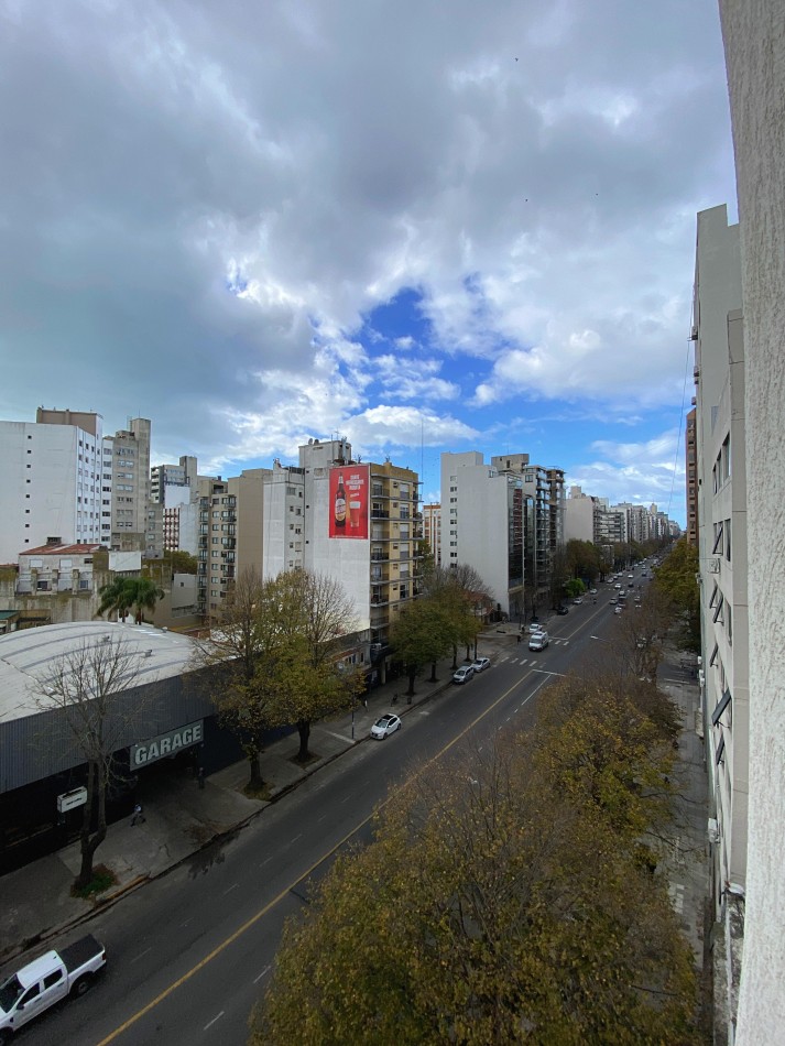 DEPARTAMENTO 1 AMB AL FRENTE, CON VENTANAL, EN EDIFICIO MODERNO - ZONA: CENTRO