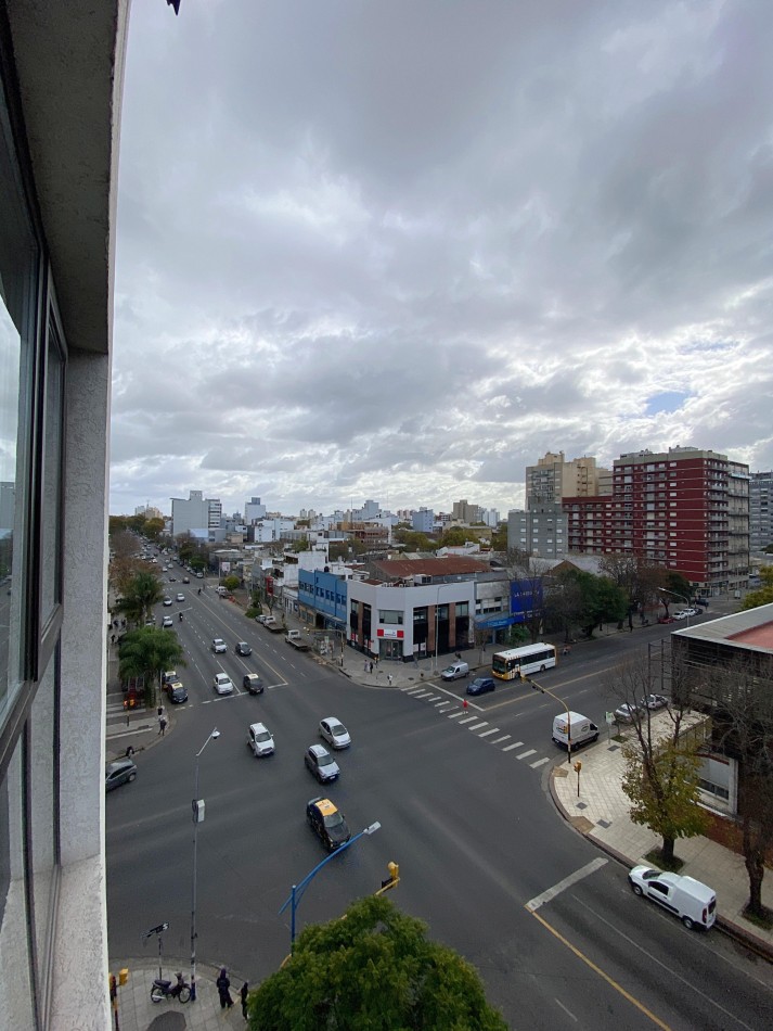 DEPARTAMENTO 1 AMB AL FRENTE, CON VENTANAL, EN EDIFICIO MODERNO - ZONA: CENTRO
