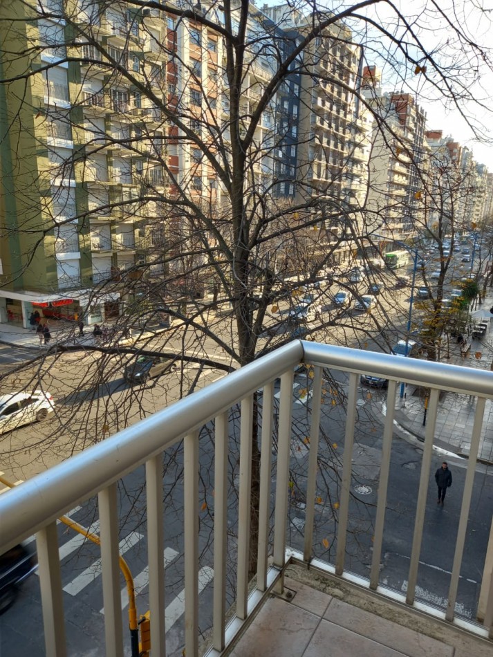 DEPARTAMENTO 3 AMB. CON DPCIA, TODO EXTERNO, APTO CREDITO - ZONA: PLAZA COLON