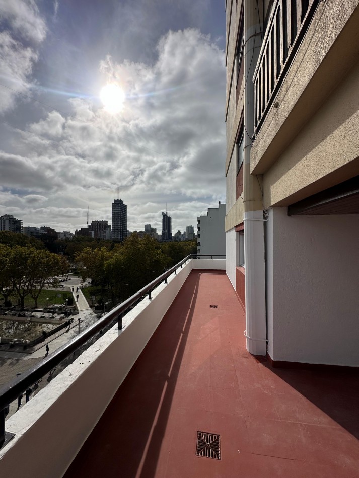DEPARTAMENTO 4 AMB. AL FRENTE, CON BALCON TERRAZA Y COCHERA FIJA - ZONA: PLAZA SAN MARTIN
