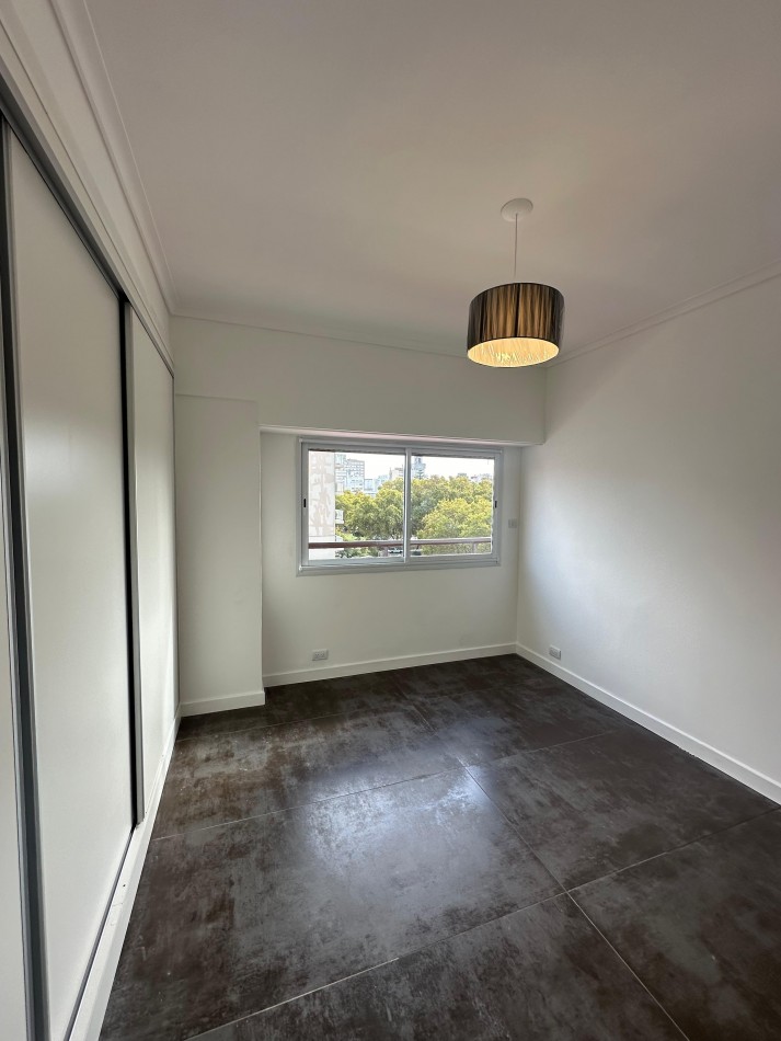 DEPARTAMENTO 4 AMB. AL FRENTE, CON BALCON TERRAZA Y COCHERA FIJA - ZONA: PLAZA SAN MARTIN