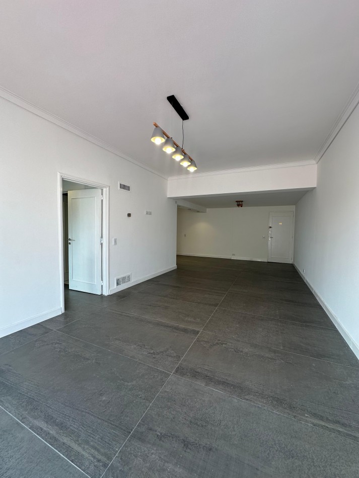 DEPARTAMENTO 4 AMB. AL FRENTE, CON BALCON TERRAZA Y COCHERA FIJA - ZONA: PLAZA SAN MARTIN
