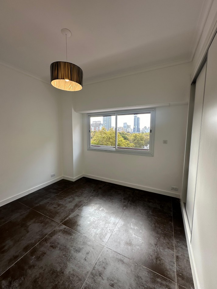 DEPARTAMENTO 4 AMB. AL FRENTE, CON BALCON TERRAZA Y COCHERA FIJA - ZONA: PLAZA SAN MARTIN