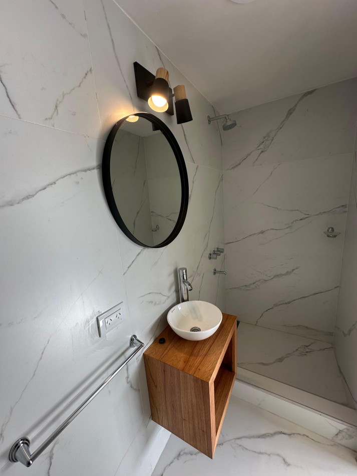 DEPARTAMENTO 4 AMB. AL FRENTE, CON BALCON TERRAZA Y COCHERA FIJA - ZONA: PLAZA SAN MARTIN