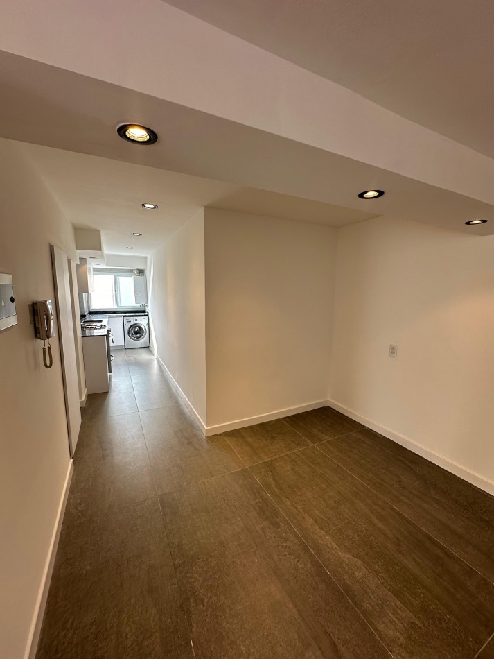 DEPARTAMENTO 4 AMB. AL FRENTE, CON BALCON TERRAZA Y COCHERA FIJA - ZONA: PLAZA SAN MARTIN