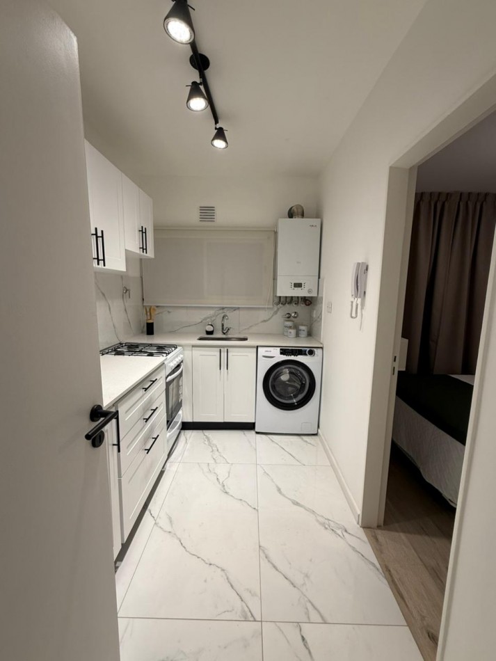 DEPARTAMENTO 3 AMB AL FRENTE, CON BALCON Y ESPACIO DE COCHERA - ZONA: CENTRO