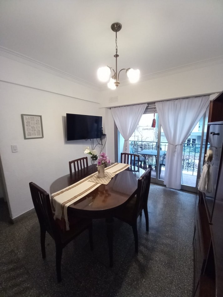DEPARTAMENTO 2 AMB AL FRENTE, CON BALCON A LA CALLE - ZONA: CENTRO