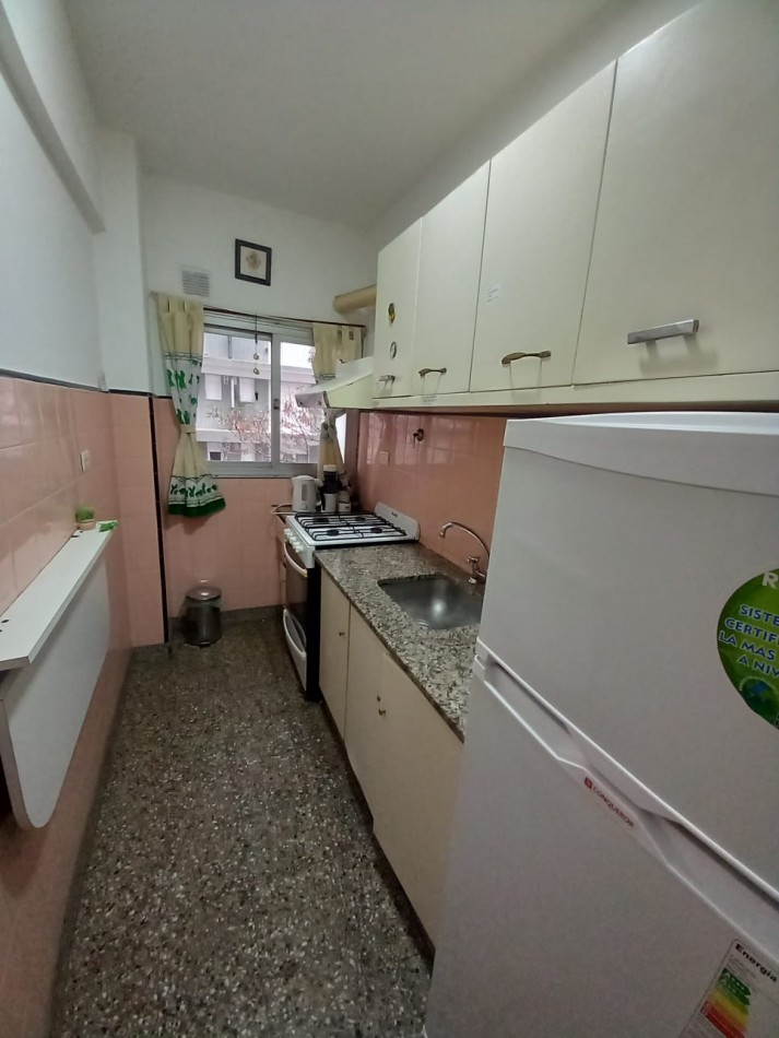 DEPARTAMENTO 2 AMB AL FRENTE, CON BALCON A LA CALLE - ZONA: CENTRO