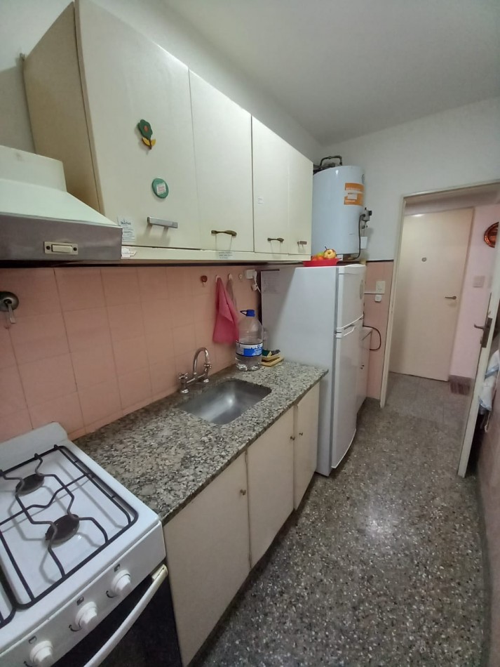 DEPARTAMENTO 2 AMB AL FRENTE, CON BALCON A LA CALLE - ZONA: CENTRO