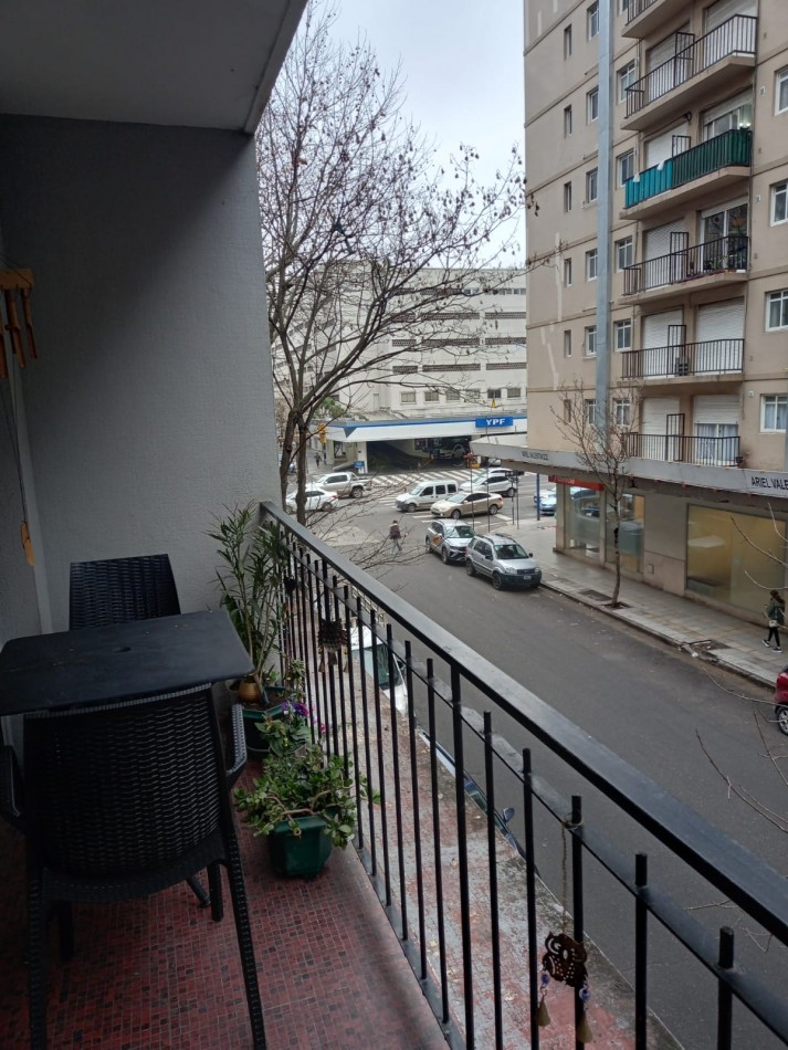 DEPARTAMENTO 2 AMB AL FRENTE, CON BALCON A LA CALLE - ZONA: CENTRO