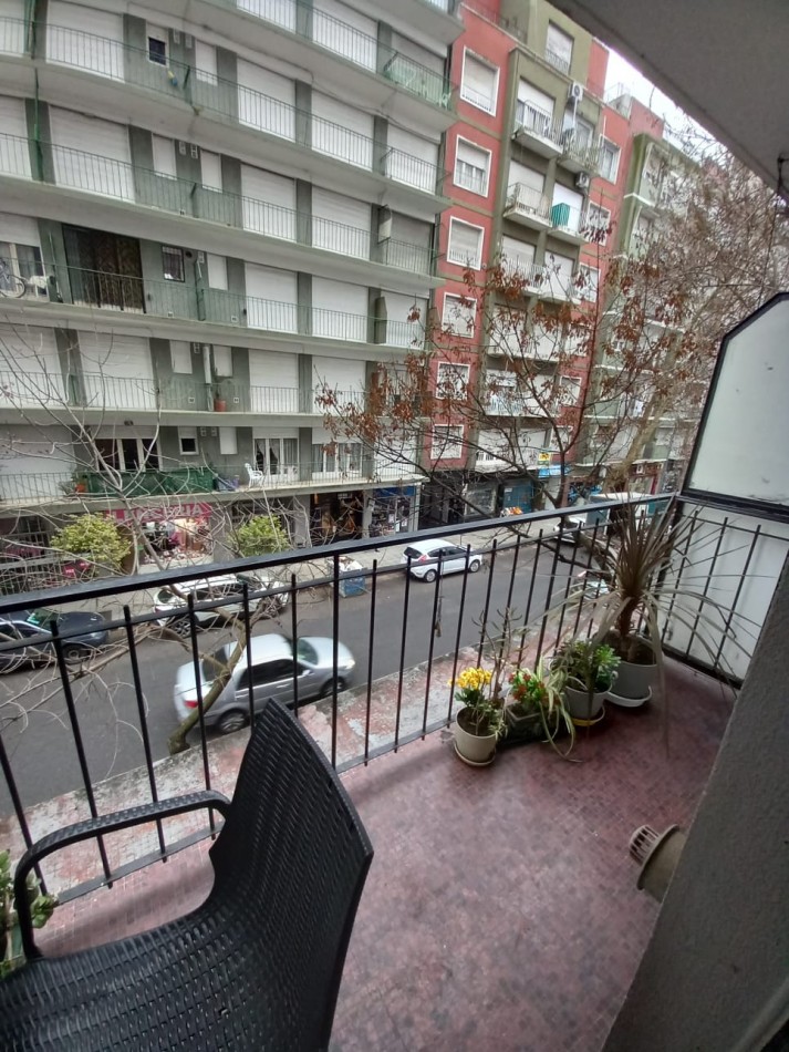 DEPARTAMENTO 2 AMB AL FRENTE, CON BALCON A LA CALLE - ZONA: CENTRO