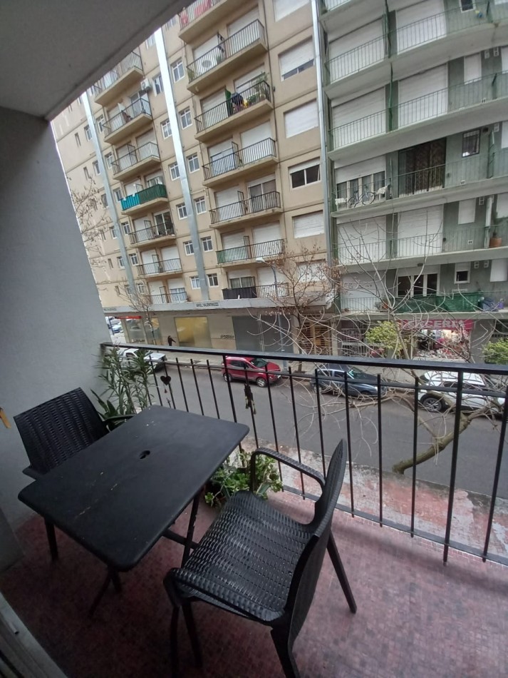 DEPARTAMENTO 2 AMB AL FRENTE, CON BALCON A LA CALLE - ZONA: CENTRO