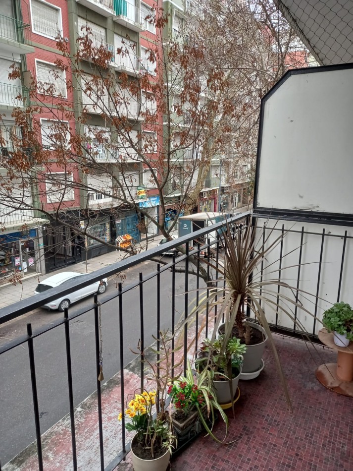 DEPARTAMENTO 2 AMB AL FRENTE, CON BALCON A LA CALLE - ZONA: CENTRO