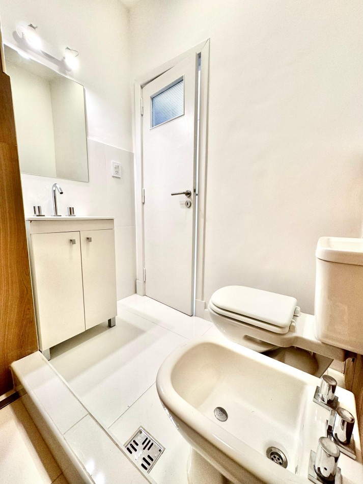 DEPARTAMENTO 2 AMB AL FRENTE, COMPLETAMENTE RECICLADO - ZONA: CENTRO