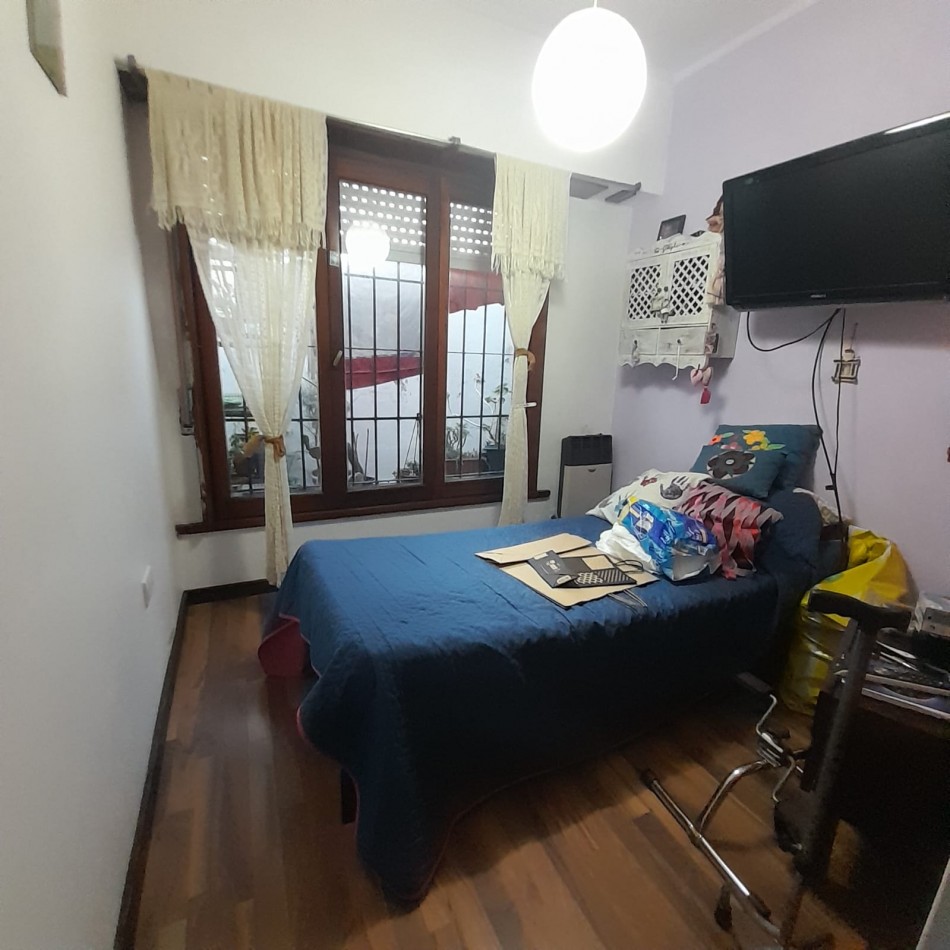 CHALET 5 AMB. EN PH, CON PATIO Y GARAGE - ZONA: PARQUE LURO
