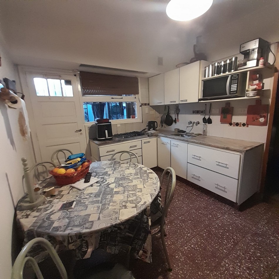 CHALET 5 AMB. EN PH, CON PATIO Y GARAGE - ZONA: PARQUE LURO