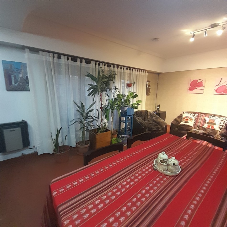 CHALET 5 AMB. EN PH, CON PATIO Y GARAGE - ZONA: PARQUE LURO