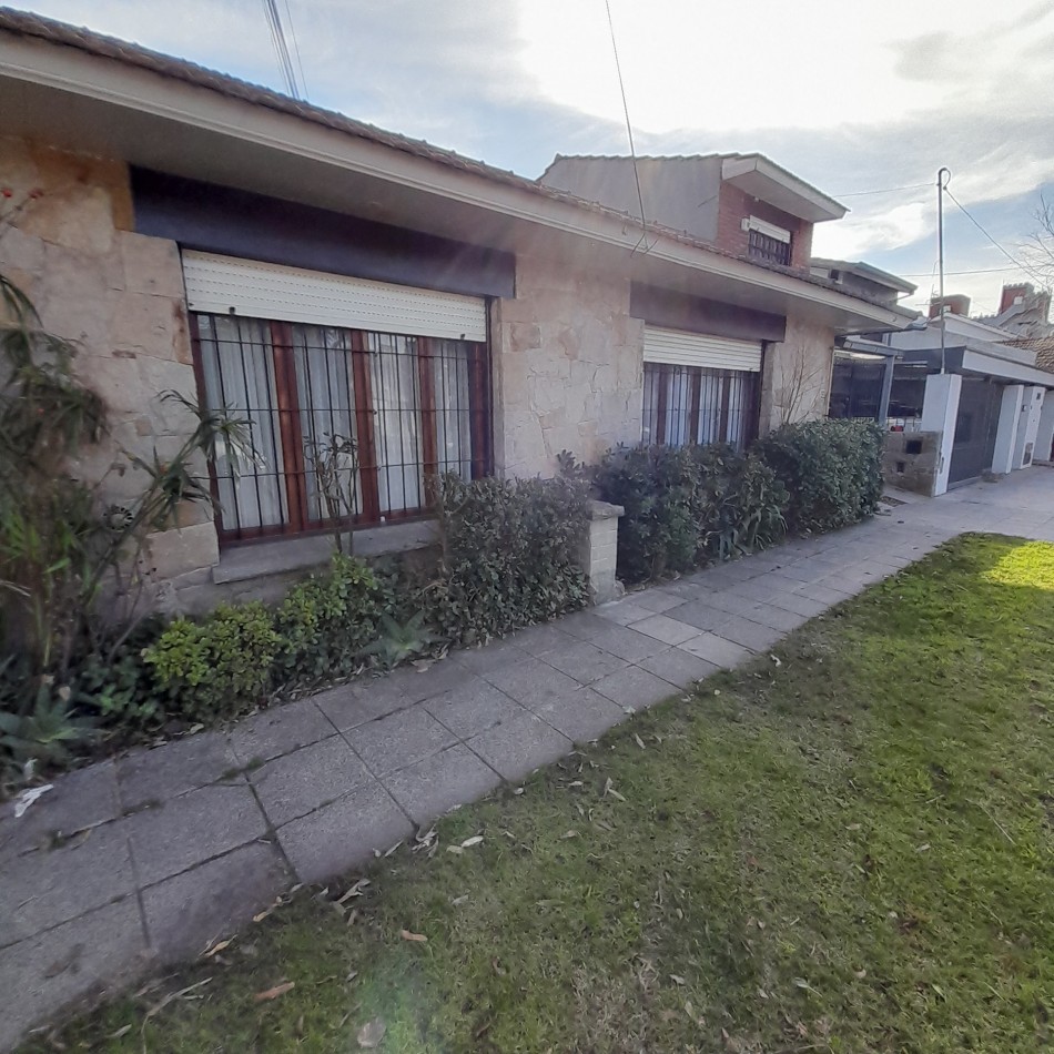 CHALET 5 AMB. EN PH, CON PATIO Y GARAGE - ZONA: PARQUE LURO