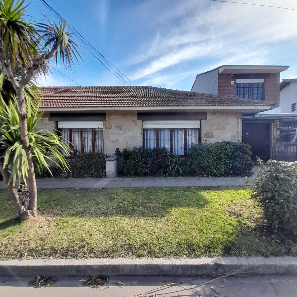 CHALET 5 AMB. EN PH, CON PATIO Y GARAGE - ZONA: PARQUE LURO