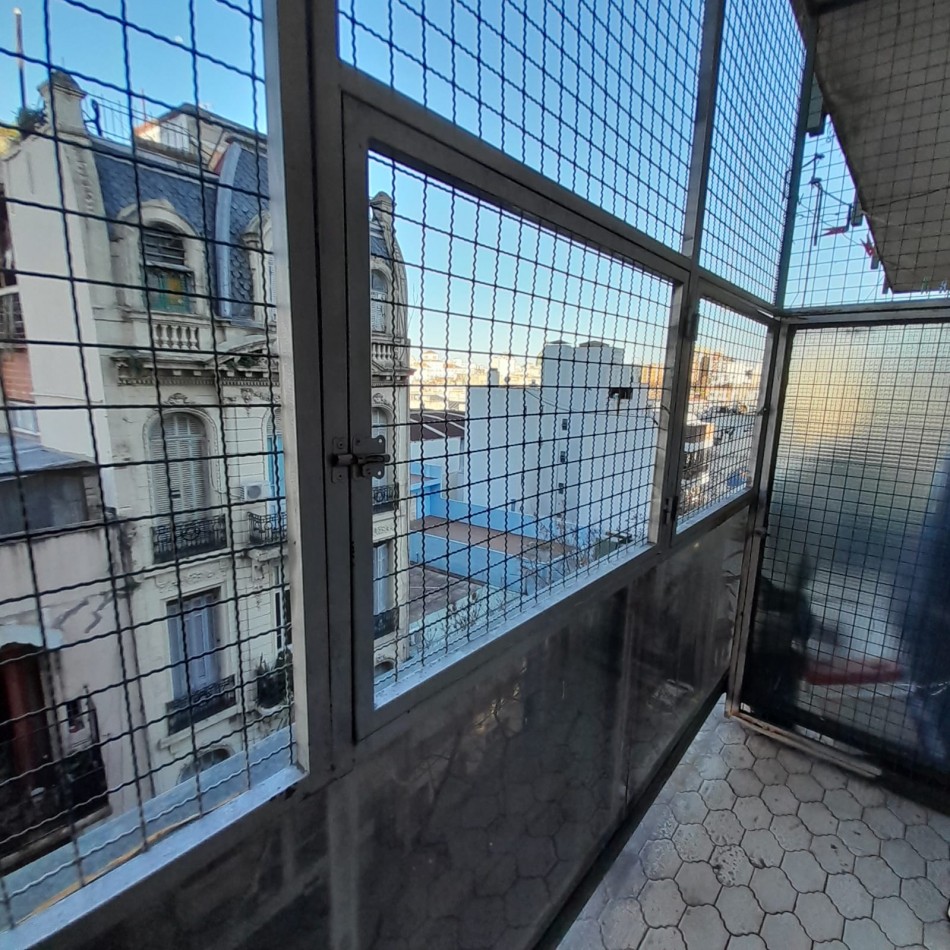 DEPARTAMENTO 2 AMB AL FRENTE, CON BALCON A LA CALLE - ZONA: BALVANERA - CABA