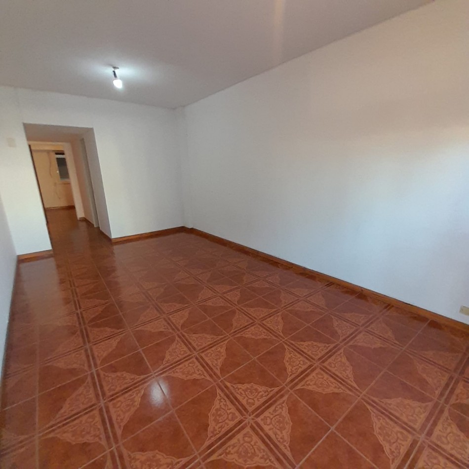 DEPARTAMENTO 2 AMB AL FRENTE, CON BALCON A LA CALLE - ZONA: BALVANERA - CABA