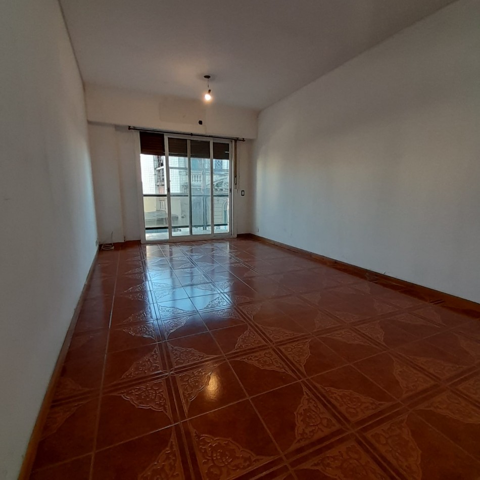 DEPARTAMENTO 2 AMB AL FRENTE, CON BALCON A LA CALLE - ZONA: BALVANERA - CABA