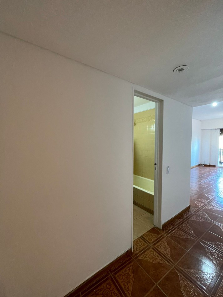DEPARTAMENTO 2 AMB AL FRENTE, CON BALCON A LA CALLE - ZONA: BALVANERA - CABA