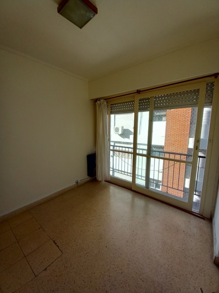 DEPARTAMENTO 1 AMB DIVISIBLE, AL LATERAL - ZONA: MACROCENTRO
